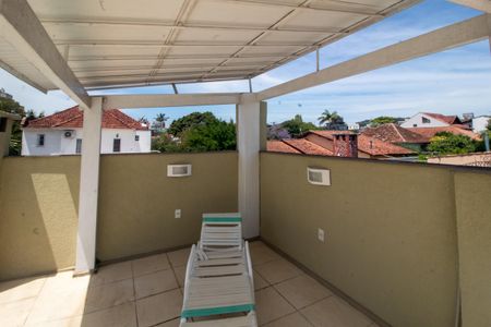 Casa à venda com 320m², 4 quartos e 2 vagas Casa à venda com 320m², 4 quartos e 2 vagasPiscina
