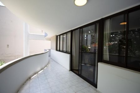 Apartamento à venda com 156m², 3 quartos e 2 vagas Apartamento à venda com 156m², 3 quartos e 2 vagasvaranda sala