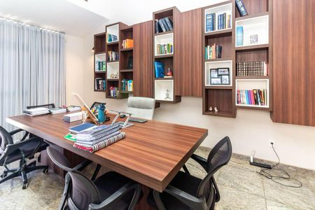 Casa para alugar com 398m², 4 quartos e 4 vagas Casa para alugar com 398m², 4 quartos e 4 vagasEscritório