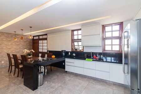 Casa para alugar com 398m², 4 quartos e 4 vagas Casa para alugar com 398m², 4 quartos e 4 vagasCozinha