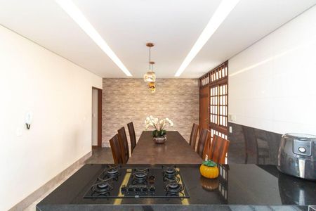 Casa para alugar com 398m², 4 quartos e 4 vagas Casa para alugar com 398m², 4 quartos e 4 vagasCozinha