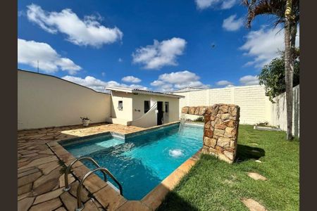 Casa à venda com 118m², 2 quartos e 2 vagas