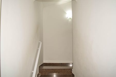 Casa para alugar com 342m², 4 quartos e 6 vagasCorredor externo