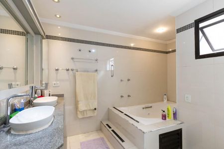 Apartamento para alugar com 246m², 4 quartos e 4 vagas Apartamento para alugar com 246m², 4 quartos e 4 vagasBanheiro da Suíte 1