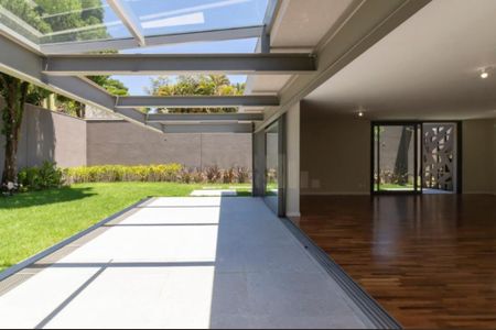 Casa à venda com 371m², 4 quartos e 6 vagas