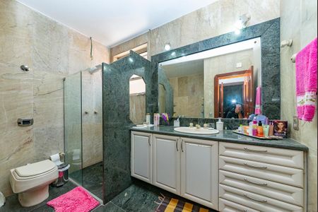 Casa à venda com 440m², 5 quartos e 3 vagasBanheiro da Suíte 1