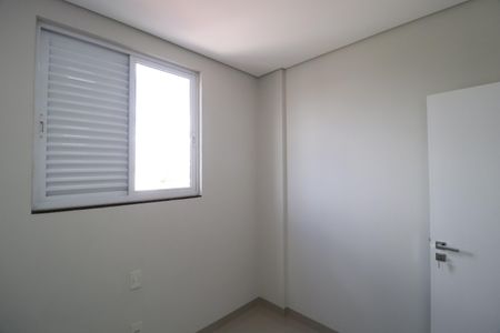 Quarto 2 de apartamento para alugar com 3 quartos, 74m² em Granada, Uberlândia