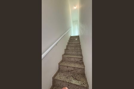 Apartamento à venda com 208m², 3 quartos e 2 vagas Apartamento à venda com 208m², 3 quartos e 2 vagasEscada