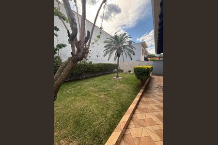 Casa à venda com 210m², 4 quartos e 4 vagasFoto 01