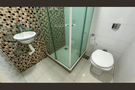 Casa de condomínio para alugar com 450m², 4 quartos e 2 vagasBanheiro de serviço