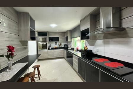 Casa de condomínio para alugar com 450m², 4 quartos e 2 vagasCozinha