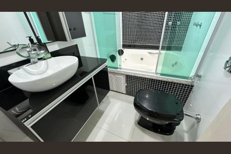 Casa de condomínio para alugar com 450m², 4 quartos e 2 vagasBanheiro quarto 1