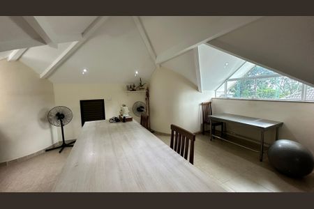 Casa de condomínio para alugar com 450m², 4 quartos e 2 vagasSótão 