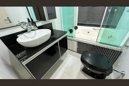 Casa de condomínio para alugar com 450m², 4 quartos e 2 vagasBanheiro quarto 1