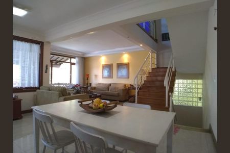 Casa à venda com 3 quartos, 259m² em Itaipu, Niterói