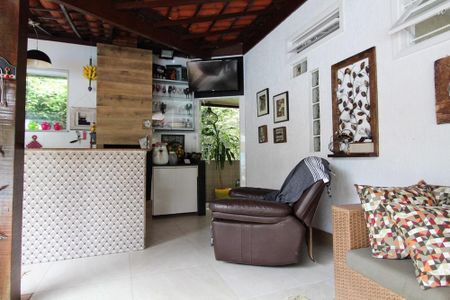 Casa à venda com 4 quartos, 300m² em Pendotiba, Niterói