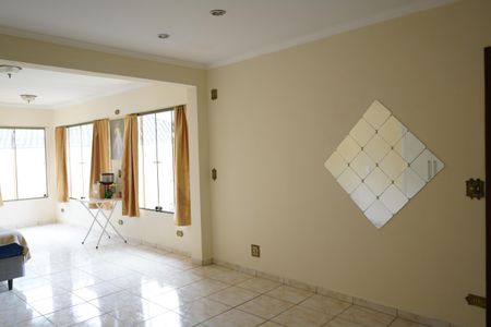 Casa à venda com 260m², 3 quartos e 4 vagasSuite