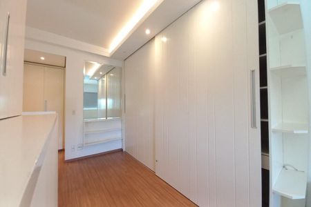 Apartamento à venda com 70m², 1 quarto e 3 vagas Apartamento à venda com 70m², 1 quarto e 3 vagasCloset da Suíte