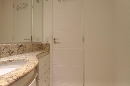 Apartamento à venda com 70m², 1 quarto e 3 vagas Apartamento à venda com 70m², 1 quarto e 3 vagasBanheiro da Suíte