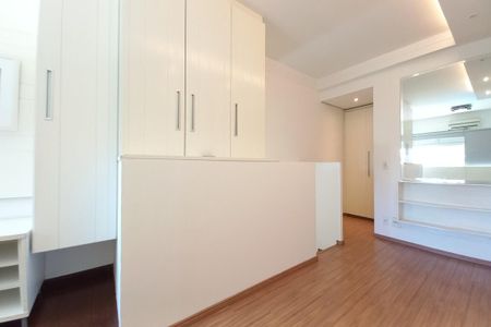 Apartamento à venda com 70m², 1 quarto e 3 vagas Apartamento à venda com 70m², 1 quarto e 3 vagasCloset da suíte