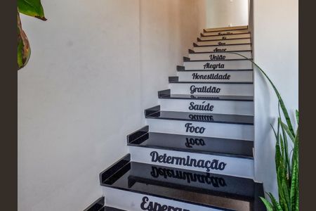 Apartamento para alugar com 130m², 3 quartos e 5 vagas Apartamento para alugar com 130m², 3 quartos e 5 vagasEscada