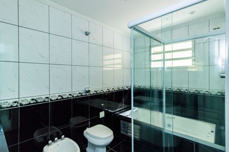 Casa à venda com 360m², 6 quartos e 3 vagas Casa à venda com 360m², 6 quartos e 3 vagasBanheiro da Suíte 2