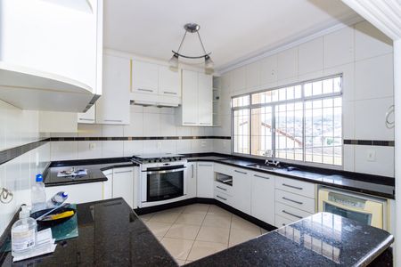 Casa à venda com 360m², 6 quartos e 3 vagas Casa à venda com 360m², 6 quartos e 3 vagasCozinha