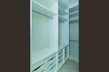 Casa à venda com 360m², 6 quartos e 3 vagas Casa à venda com 360m², 6 quartos e 3 vagasCloset da Suíte 2
