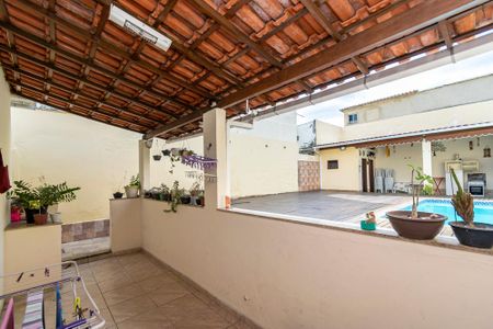 Casa à venda com 240m², 2 quartos e 1 vaga Casa à venda com 240m², 2 quartos e 1 vagaVaranda dos fundos