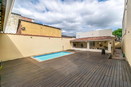 Casa à venda com 240m², 2 quartos e 1 vaga Casa à venda com 240m², 2 quartos e 1 vagaDeck da Piscina