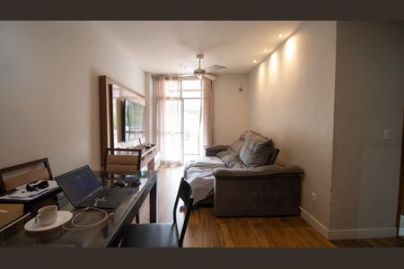 Apartamento para alugar com 75m², 2 quartos e 1 vagaSala