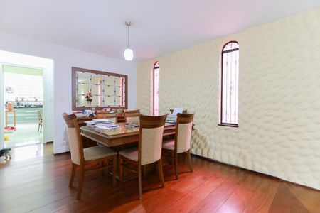 Casa à venda com 480m², 4 quartos e 1 vagaSala de jantar