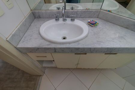 Apartamento à venda com 219m², 4 quartos e 3 vagas Apartamento à venda com 219m², 4 quartos e 3 vagasSuíte - Banheiro