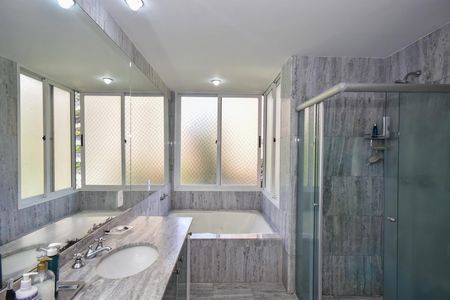 Apartamento à venda com 272m², 4 quartos e 4 vagasBanheiro da Suíte 4