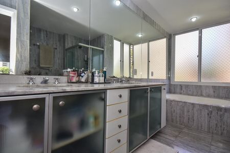 Apartamento à venda com 272m², 4 quartos e 4 vagasBanheiro da Suíte 4