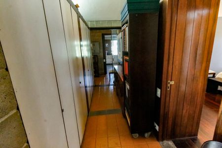 Casa à venda com 509m², 5 quartos e 6 vagasArmários corredor