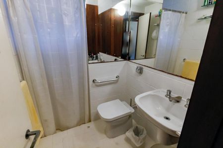 Casa à venda com 509m², 5 quartos e 6 vagasBanheiro da Suíte 1