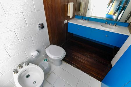 Casa à venda com 509m², 5 quartos e 6 vagasBanheiro da Suíte 2