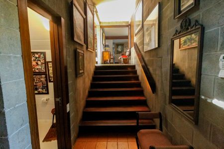 Casa à venda com 509m², 5 quartos e 6 vagasEscada acesso quartos