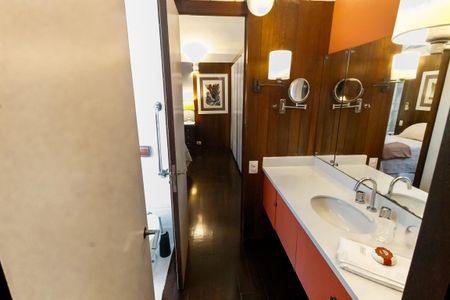 Casa à venda com 509m², 5 quartos e 6 vagasBanheiro - estilo americano