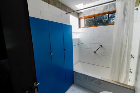 Casa à venda com 509m², 5 quartos e 6 vagasBanheiro da Suíte 2