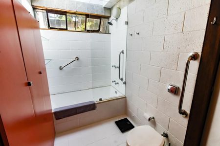 Casa à venda com 509m², 5 quartos e 6 vagasBanheiro - estilo americano