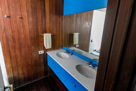 Casa à venda com 509m², 5 quartos e 6 vagasBanheiro da Suíte 2