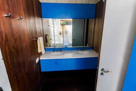 Casa à venda com 509m², 5 quartos e 6 vagasBanheiro da Suíte 2