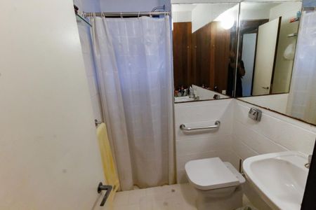 Casa à venda com 509m², 5 quartos e 6 vagasBanheiro da Suíte 1