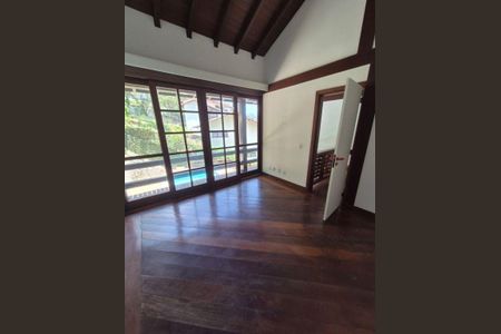 Casa à venda com 3 quartos, 326m² em Matapaca, Niterói