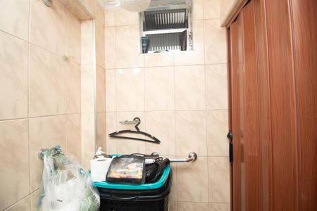 Casa para alugar com 100m², 2 quartos e 2 vagasBanheiro de Serviço