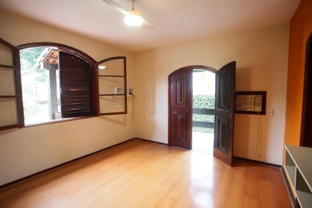 Casa à venda com 351m², 5 quartos e 4 vagasSuíte 3