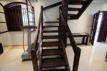 Casa à venda com 351m², 5 quartos e 4 vagasEscada