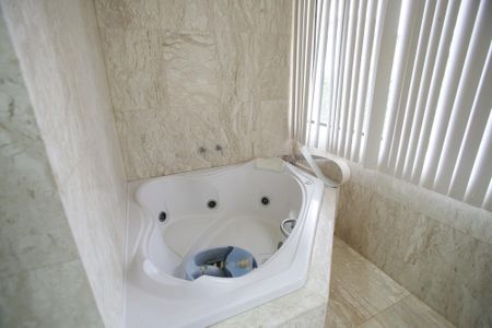 Casa à venda com 351m², 5 quartos e 4 vagasBanheiro da Suíte 1